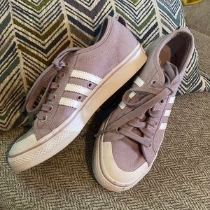 Light purple/lavender Adidas Nizza sneakers
